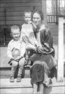 Ray, Dale, and Mom (Jessie Mae), 1928 or so