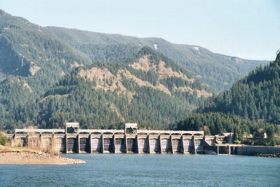 The dam on the Washington side
