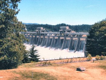 The center dam with its spillway